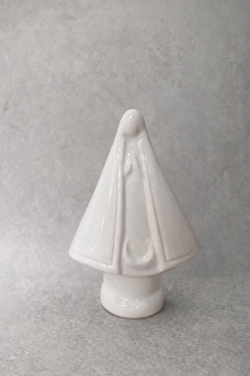 Virgen del Rosario sobre fondo gris