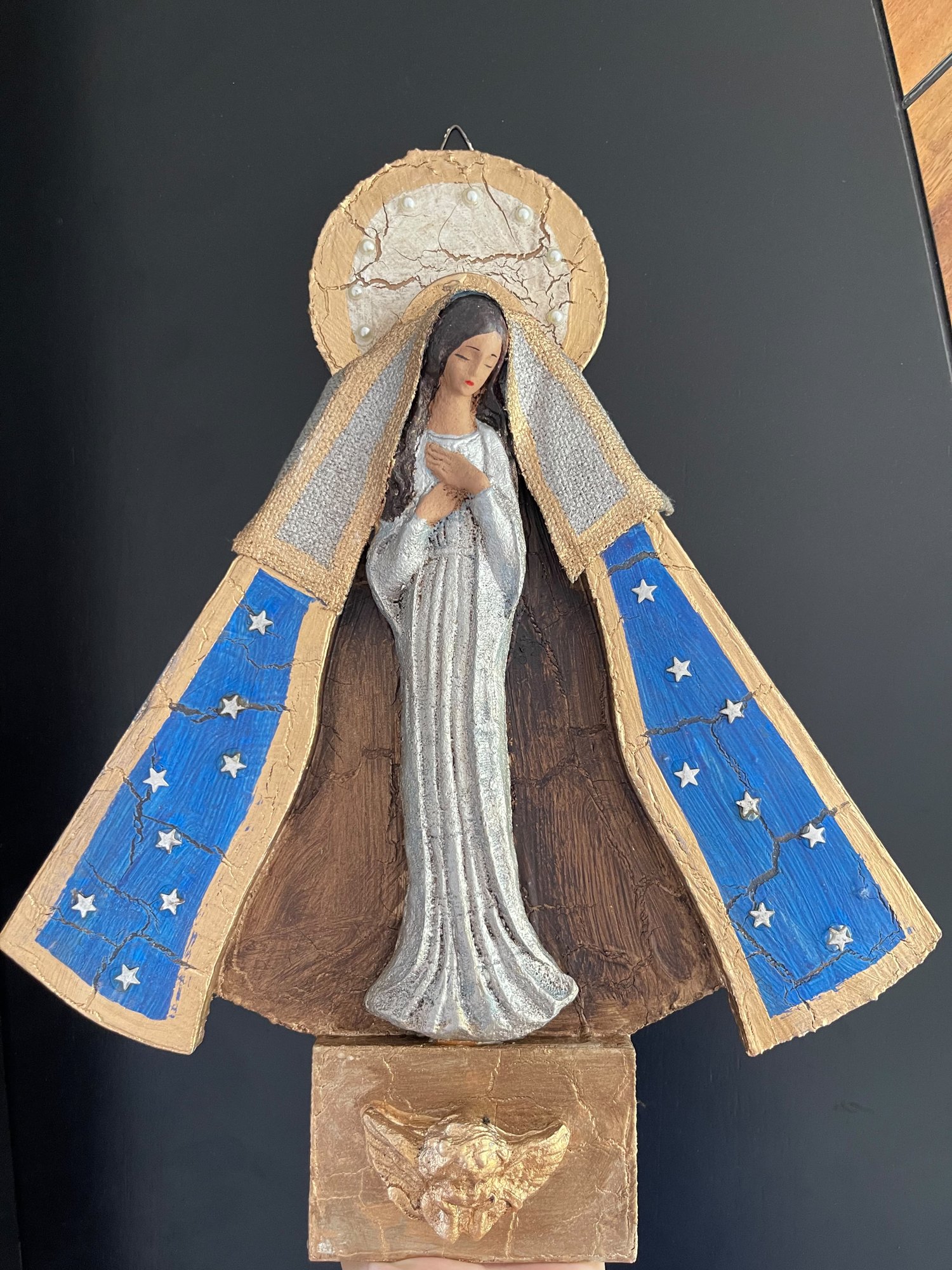 Detalle del manto azul con estrellas y la aureola con perlas